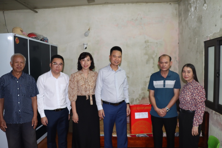 Các đồng chí lãnh đạo xã thăm, tặng quà các gia đình chính sách, người có công nhân dịp Quốc khánh 2/9- Ảnh 2.