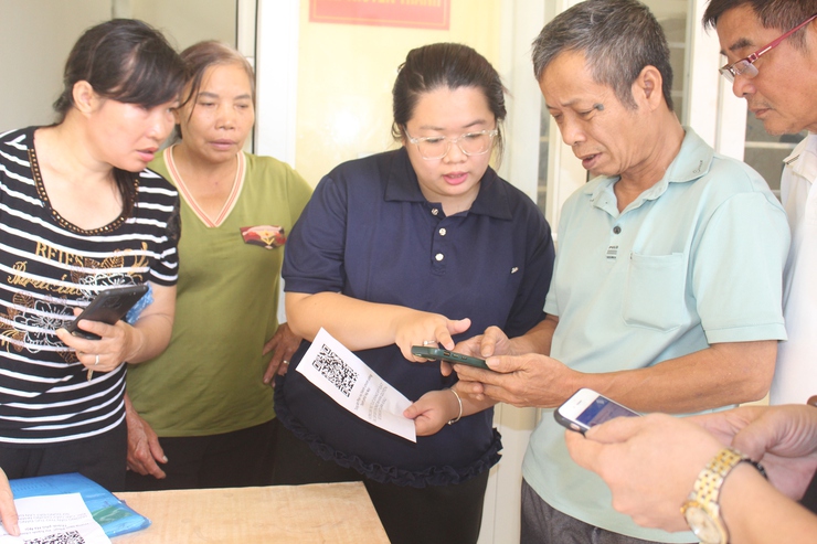 Hội nghị triển khai kế hoạch hỗ trợ lưu động, trong công tác đăng ký đất đai, cấp GCN quyền sử dụng đất lần đầu; hướng dẫn chuyển đổi số trong thực hiện TTHC về lĩnh vực  đất đai trên đại bàn xã Phú Xuyên- Ảnh 4.