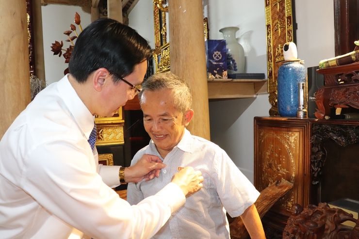 Đồng chí Trịnh Tiến Tường – Bí thư Đảng ủy, Chủ tịch HĐND xã Phú Nghĩa trao tặng huy hiệu Đảng đợt 02/9 tại gia đình 03 đảng viên- Ảnh 3.