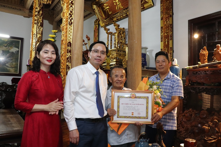 Đồng chí Trịnh Tiến Tường – Bí thư Đảng ủy, Chủ tịch HĐND xã Phú Nghĩa trao tặng huy hiệu Đảng đợt 02/9 tại gia đình 03 đảng viên- Ảnh 4.