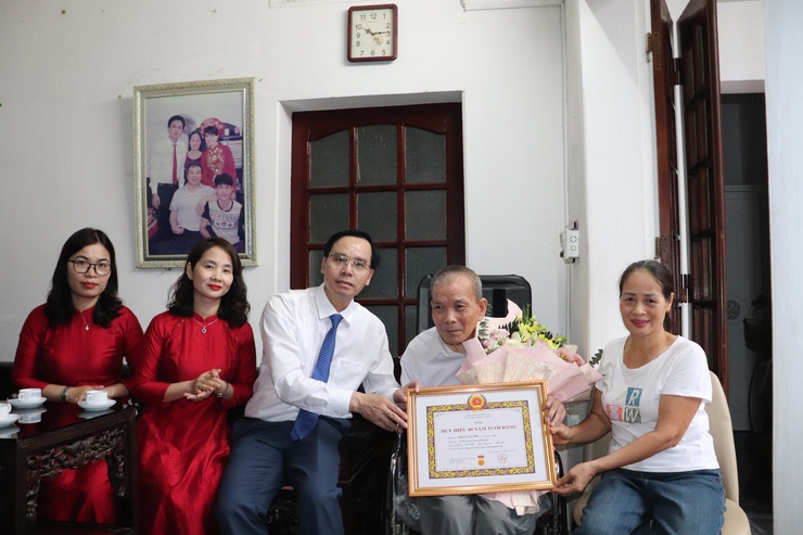 Đồng chí Trịnh Tiến Tường – Bí thư Đảng ủy, Chủ tịch HĐND xã Phú Nghĩa trao tặng huy hiệu Đảng đợt 02/9 tại gia đình 03 đảng viên- Ảnh 5.