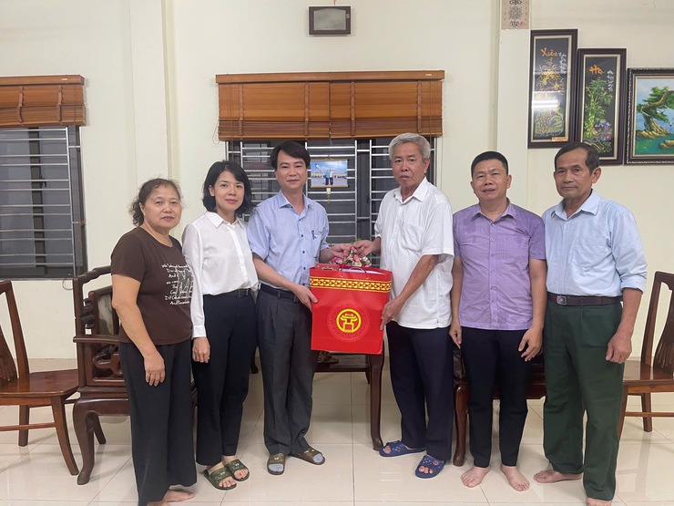 Đảng ủy, HĐND, UBND, UBMTTQ phường Kiến Hưng thăm tặng quà người có công với cách mạng tiêu biểu- Ảnh 1.