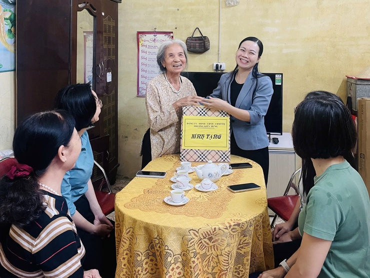 Đảng ủy, HĐND, UBND, UBMTTQ phường Kiến Hưng thăm tặng quà người có công với cách mạng tiêu biểu- Ảnh 2.