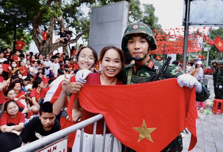 Gương thanh niên ưu tú Trần Đức Trung – Cử nhân tình nguyện nhập ngũ, vinh dự tham gia Lễ Diễu binh, diễu hành A80 ở xã Phúc Lộc- Ảnh 5.
