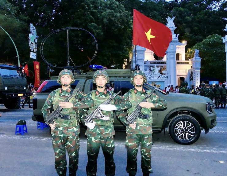 Gương thanh niên ưu tú Trần Đức Trung – Cử nhân tình nguyện nhập ngũ, vinh dự tham gia Lễ Diễu binh, diễu hành A80 ở xã Phúc Lộc- Ảnh 4.