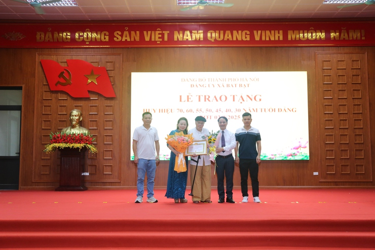 Lễ trao tặng Huy hiệu 70, 60, 55, 50, 45, 40 và 30 năm tuổi Đảng đợt 2/9- Ảnh 5.