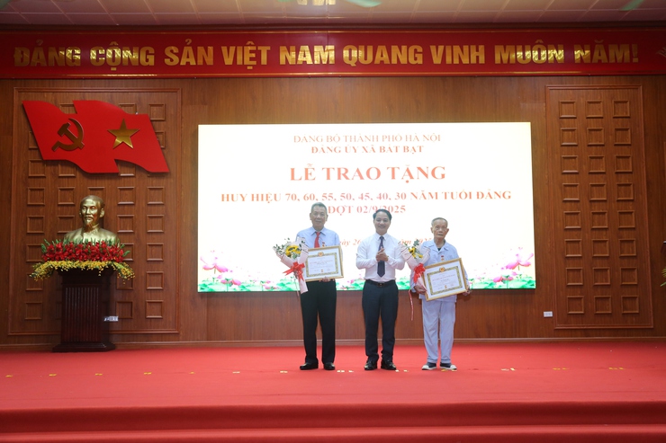 Lễ trao tặng Huy hiệu 70, 60, 55, 50, 45, 40 và 30 năm tuổi Đảng đợt 2/9- Ảnh 6.
