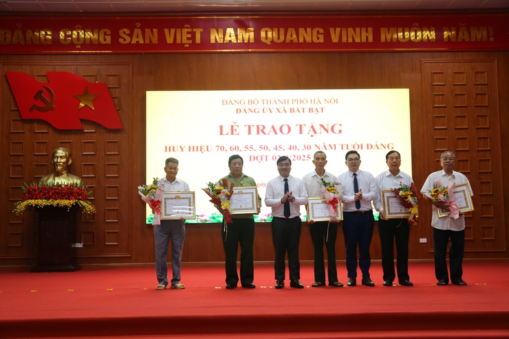 Lễ trao tặng Huy hiệu 70, 60, 55, 50, 45, 40 và 30 năm tuổi Đảng đợt 2/9- Ảnh 12.