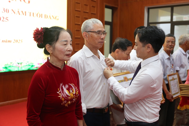 Lễ trao tặng Huy hiệu 70, 60, 55, 50, 45, 40 và 30 năm tuổi Đảng đợt 2/9- Ảnh 13.