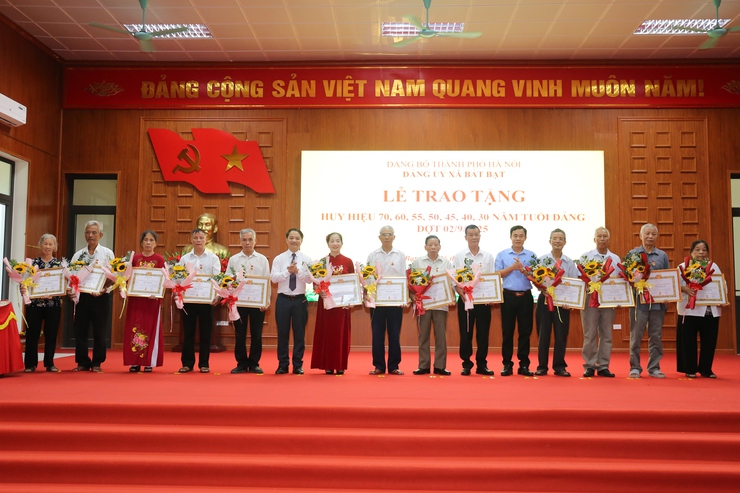 Lễ trao tặng Huy hiệu 70, 60, 55, 50, 45, 40 và 30 năm tuổi Đảng đợt 2/9- Ảnh 10.