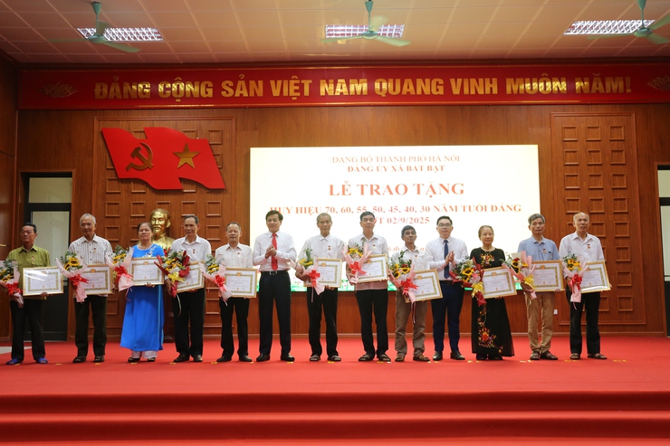 Lễ trao tặng Huy hiệu 70, 60, 55, 50, 45, 40 và 30 năm tuổi Đảng đợt 2/9- Ảnh 8.