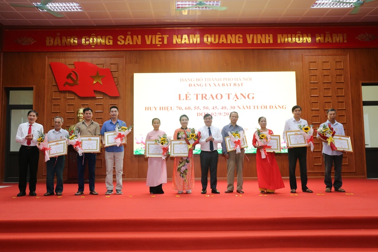 Lễ trao tặng Huy hiệu 70, 60, 55, 50, 45, 40 và 30 năm tuổi Đảng đợt 2/9- Ảnh 7.