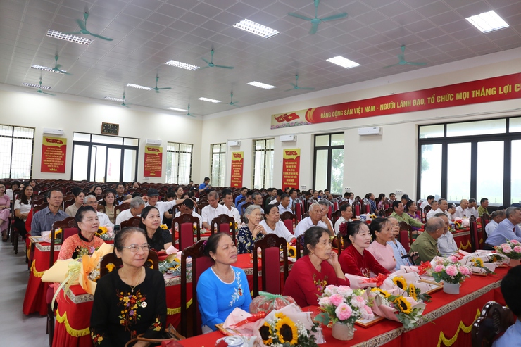 Lễ trao tặng Huy hiệu 70, 60, 55, 50, 45, 40 và 30 năm tuổi Đảng đợt 2/9- Ảnh 3.
