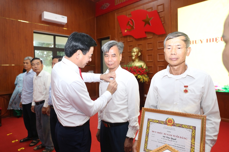 Lễ trao tặng Huy hiệu 70, 60, 55, 50, 45, 40 và 30 năm tuổi Đảng đợt 2/9- Ảnh 14.