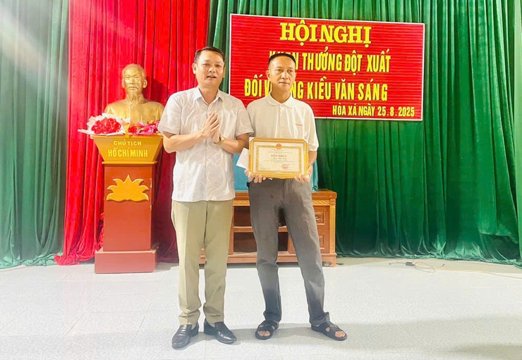 Khen thưởng đột xuất gương dũng cảm cứu người trong vụ cháy- Ảnh 2.