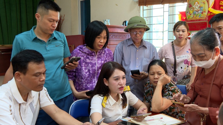 Đồng chí Nguyễn Huy Hoàng-Phó Bí thư Đảng uỷ, Chủ tịch UBND xã thăm & kiểm tra các điểm “Bình dân học vụ số” lưu động trên địa bàn xã- Ảnh 5. Đồng chí Nguyễn Huy Hoàng-Phó Bí thư Đảng uỷ, Chủ tịch UBND xã thăm & kiểm tra các điểm “Bình dân học vụ số” lưu động trên địa bàn xã- Ảnh 5.