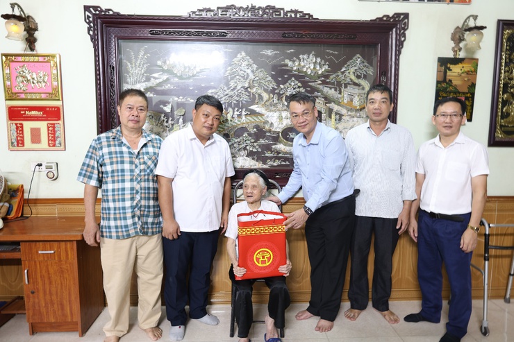 Lãnh đạo xã Mê Linh thăm, tặng quà các đối tượng chính sách, người có công dịp Quốc khánh 2/9- Ảnh 1.