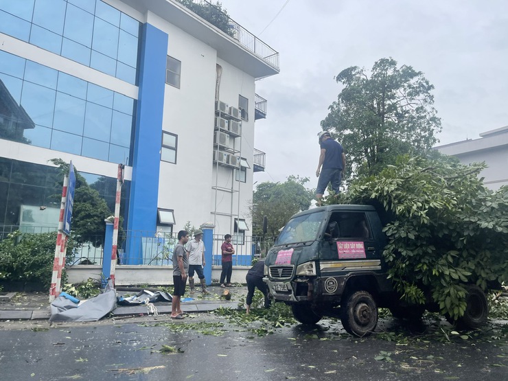 Đồng chí Bí Thư Đảng ủy xã kiểm tra công tác phòng, chống, khắc phục hậu quả cơn bão số 5- Ảnh 6.