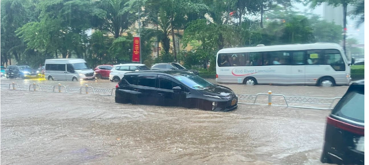 Ảnh hưởng bão số 5: Hà Nội nhiều tuyến phố bị ngập úng cục bộ, đề phòng sạt lở đất- Ảnh 2.