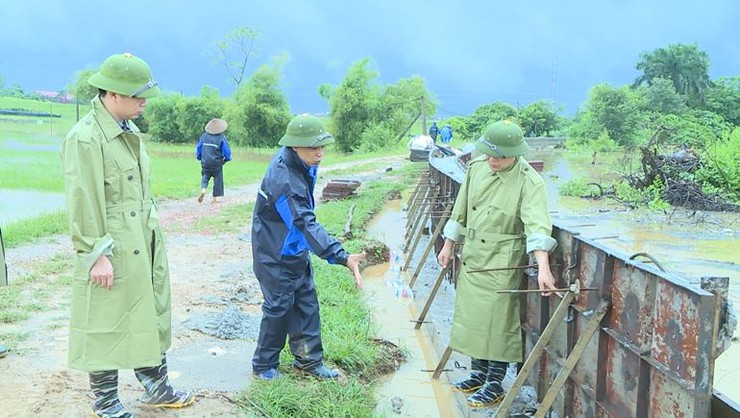 Các đồng chí Lãnh đạo UBND xã kiểm tra các điểm xung yếu, chủ động phòng chống bão số 5- Ảnh 4.