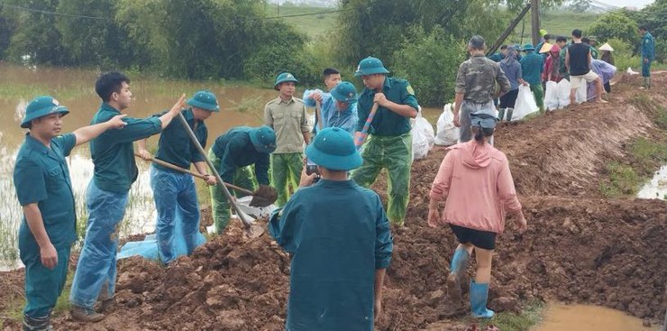 Các đồng chí Lãnh đạo UBND xã kiểm tra các điểm xung yếu, chủ động phòng chống bão số 5- Ảnh 5.