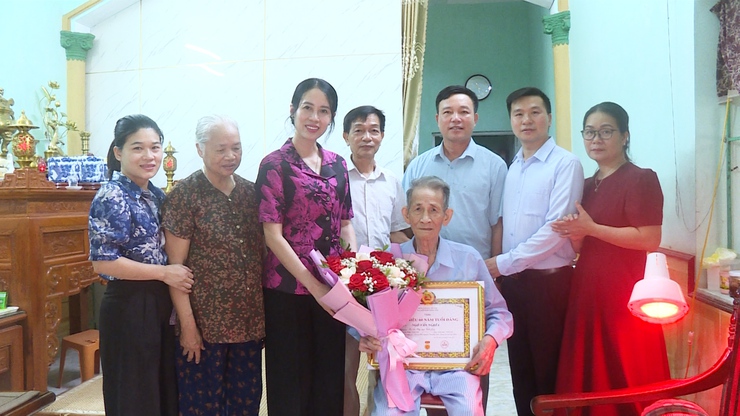 LÃNH ĐẠO XÃ TRAO HUY HIỆU 60 NĂM TUỔI ĐẢNG TẠI NHÀ CHO ĐẢNG VIÊN CAO TUỔI- Ảnh 3.
