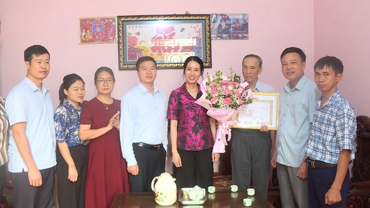 LÃNH ĐẠO XÃ TRAO HUY HIỆU 60 NĂM TUỔI ĐẢNG TẠI NHÀ CHO ĐẢNG VIÊN CAO TUỔI- Ảnh 1.