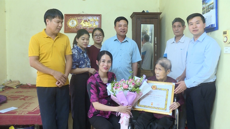 LÃNH ĐẠO XÃ TRAO HUY HIỆU 60 NĂM TUỔI ĐẢNG TẠI NHÀ CHO ĐẢNG VIÊN CAO TUỔI- Ảnh 2.