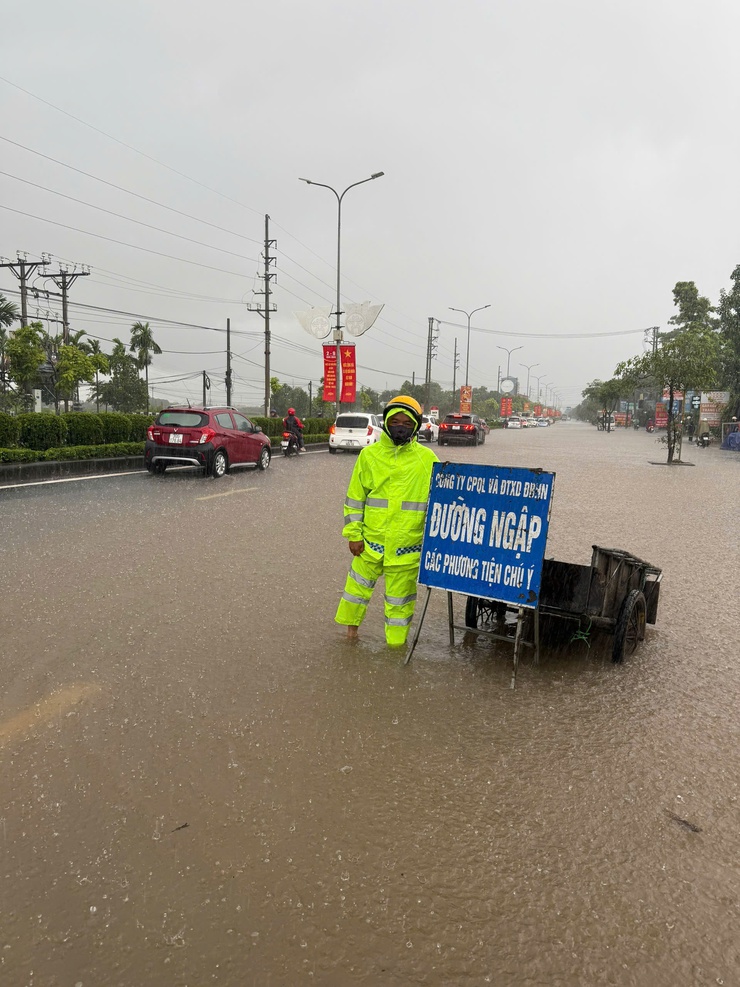 Các lực lượng phường Tây Mỗ khẩn trương hỗ trợ nhân dân ứng phó ngập úng và phân luồng giao thông- Ảnh 2.