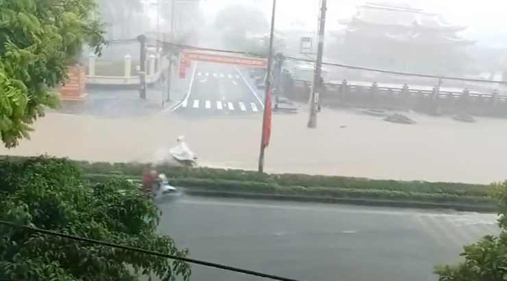 Cập nhật nhanh tình hình ứng phó với thiên tai do ảnh hưởng của cơn bão số 5 trên địa bàn xã Phúc Thọ- Ảnh 4.