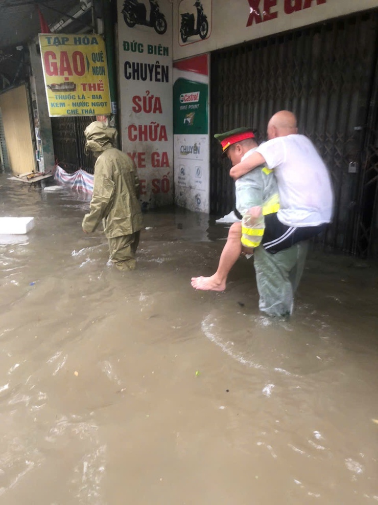 Các lực lượng phường Tây Mỗ khẩn trương hỗ trợ nhân dân ứng phó ngập úng và phân luồng giao thông- Ảnh 3.