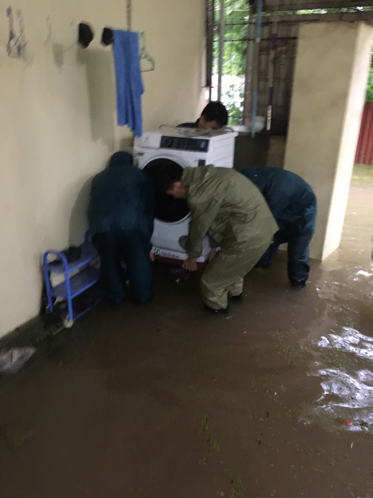 Các lực lượng phường Tây Mỗ khẩn trương hỗ trợ nhân dân ứng phó ngập úng và phân luồng giao thông- Ảnh 4.