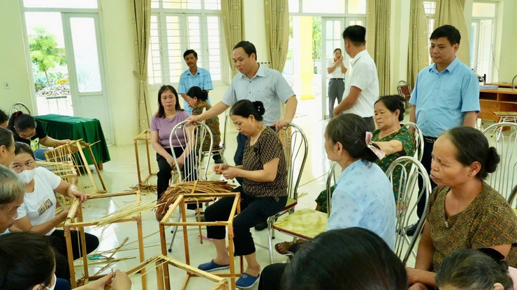 Khai giảng lớp đào tạo nghề và giải quyết việc làm cho lao động nông thôn trên địa bàn xã Phượng Dực- Ảnh 3.