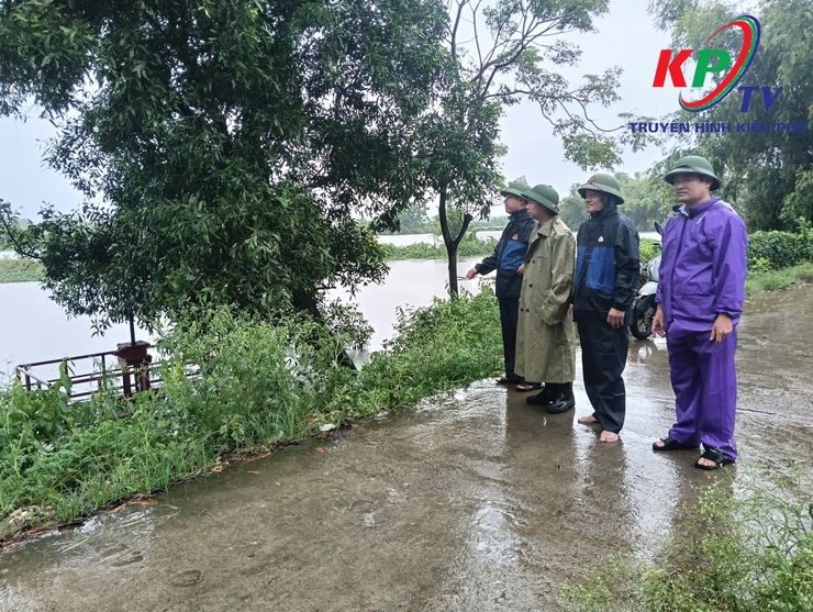 Ảnh hưởng bão số 5, xã Kiều Phú ngập hơn 200ha lúa, Đảng uỷ- UBND xã đang tập trung chỉ đạo quyết liệt để cứu lúa - Ảnh 7.