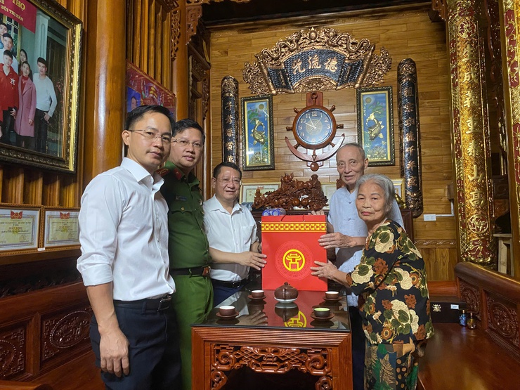 Các đồng chí lãnh đạo xã Tiến Thắng thăm, tặng quà người có công nhân dịp Quốc khánh 2/9- Ảnh 1.