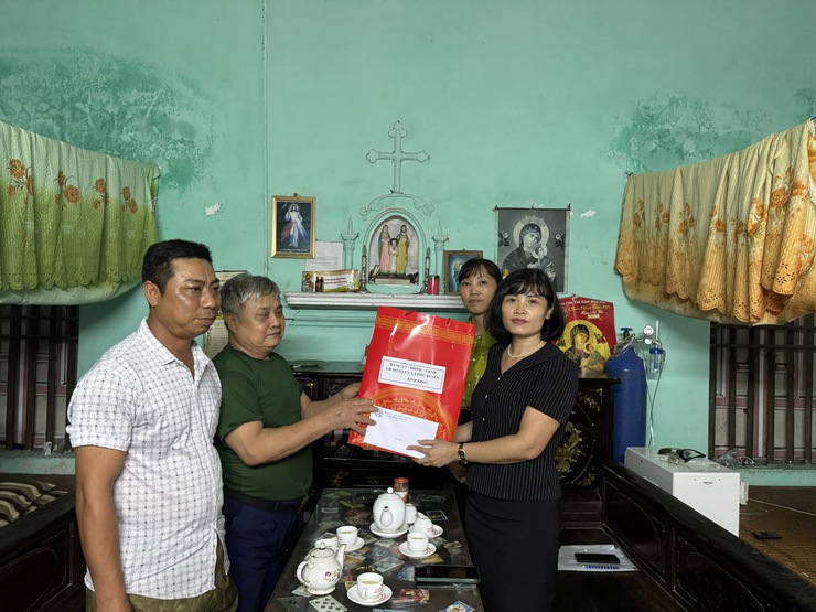 Các đồng chí lãnh đạo xã thăm, tặng quà các gia đình chính sách, người có công nhân dịp Quốc khánh 2/9- Ảnh 4.