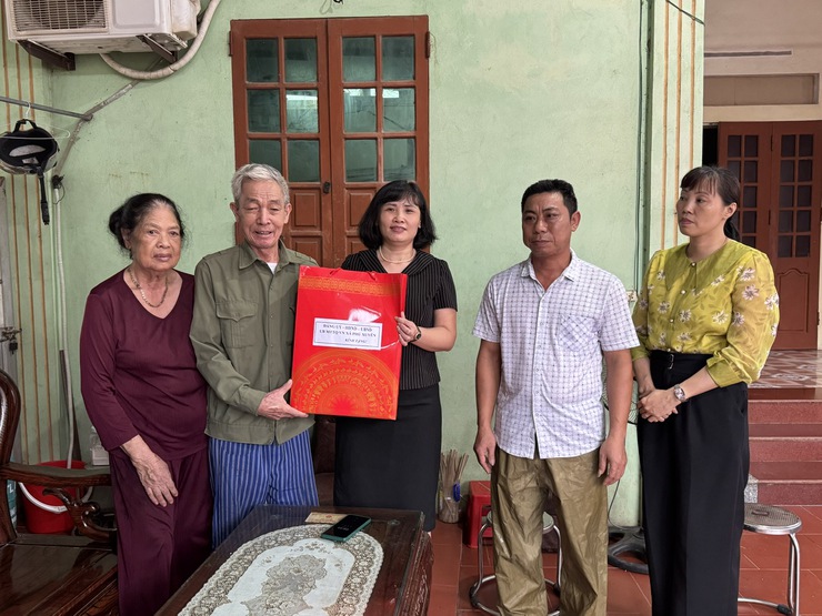 Các đồng chí lãnh đạo xã thăm, tặng quà các gia đình chính sách, người có công nhân dịp Quốc khánh 2/9- Ảnh 5.