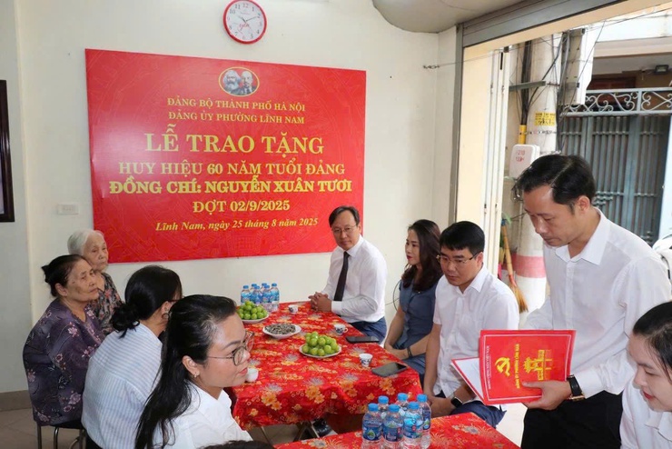 
Đảng bộ phường Lĩnh Nam trao tặng huy hiệu 60 năm tuổi Đảng cho đồng chí Nguyễn Xuân Tươi
- Ảnh 1.