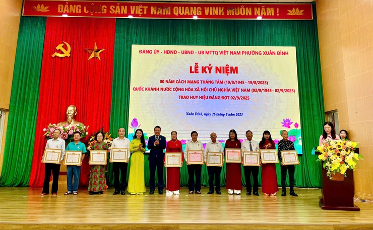92 đảng viên phường Xuân Đỉnh vinh dự nhận Huy hiệu Đảng dịp Quốc khánh 2/9- Ảnh 3.