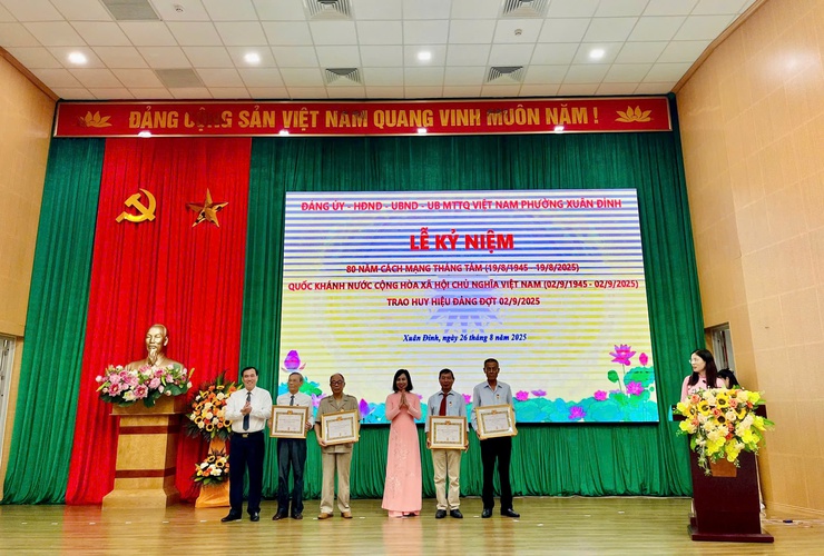 92 đảng viên phường Xuân Đỉnh vinh dự nhận Huy hiệu Đảng dịp Quốc khánh 2/9- Ảnh 4.