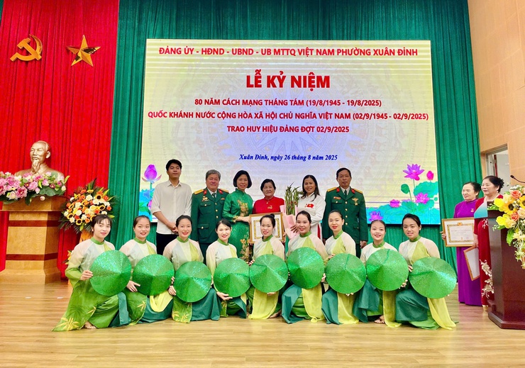 92 đảng viên phường Xuân Đỉnh vinh dự nhận Huy hiệu Đảng dịp Quốc khánh 2/9- Ảnh 5.