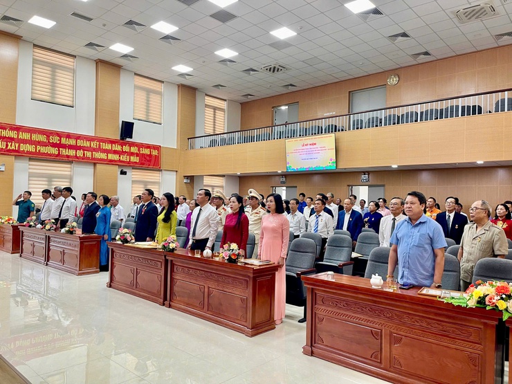 92 đảng viên phường Xuân Đỉnh vinh dự nhận Huy hiệu Đảng dịp Quốc khánh 2/9- Ảnh 2.