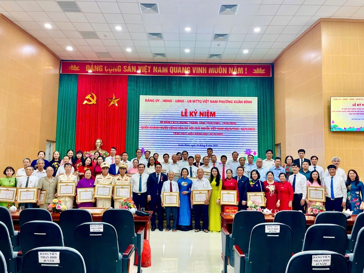 92 đảng viên phường Xuân Đỉnh vinh dự nhận Huy hiệu Đảng dịp Quốc khánh 2/9- Ảnh 1.