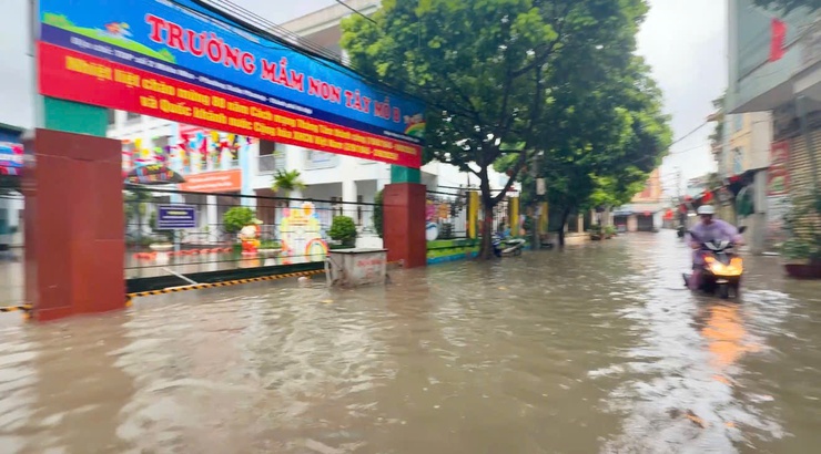 Đồng chí Bí Thư Đảng uỷ phường Xuân Phương kiểm tra thực tế công tác phòng chống Úng lụt tại một số điểm trên địa bàn- Ảnh 3.