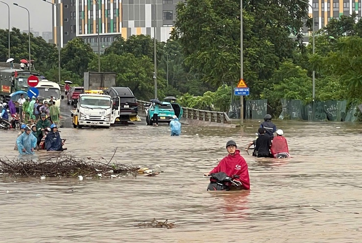 Đồng chí Bí Thư Đảng uỷ phường Xuân Phương kiểm tra thực tế công tác phòng chống Úng lụt tại một số điểm trên địa bàn- Ảnh 6.