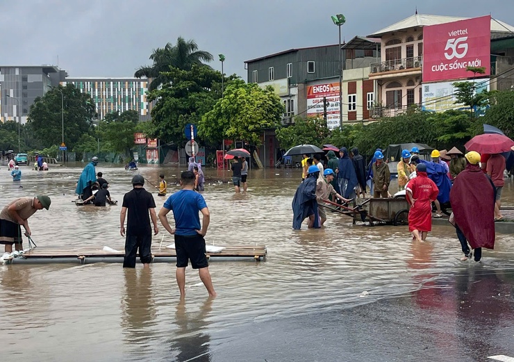 Đồng chí Bí Thư Đảng uỷ phường Xuân Phương kiểm tra thực tế công tác phòng chống Úng lụt tại một số điểm trên địa bàn- Ảnh 5.