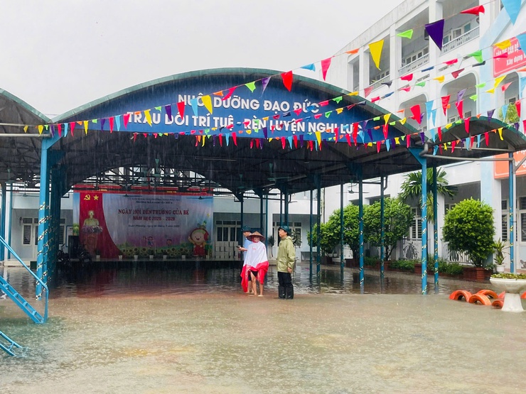 Đồng chí Bí Thư Đảng uỷ phường Xuân Phương kiểm tra thực tế công tác phòng chống Úng lụt tại một số điểm trên địa bàn- Ảnh 2.