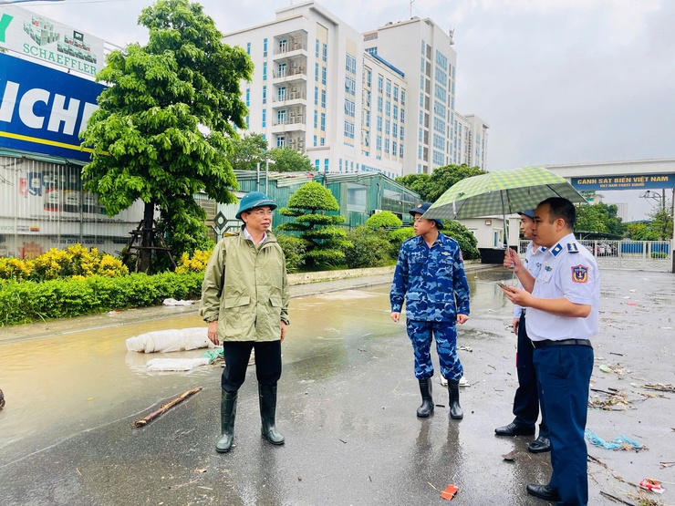 Đồng chí Bí Thư Đảng uỷ phường Xuân Phương kiểm tra thực tế công tác phòng chống Úng lụt tại một số điểm trên địa bàn- Ảnh 1.
