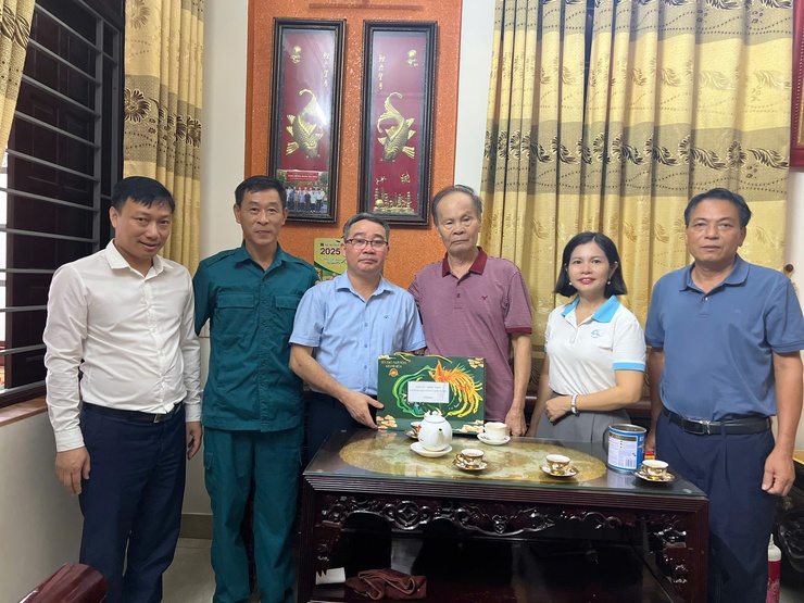 Các đồng chí lãnh đạo xã Tiến Thắng thăm, tặng quà người có công nhân dịp Quốc khánh 2/9- Ảnh 4.