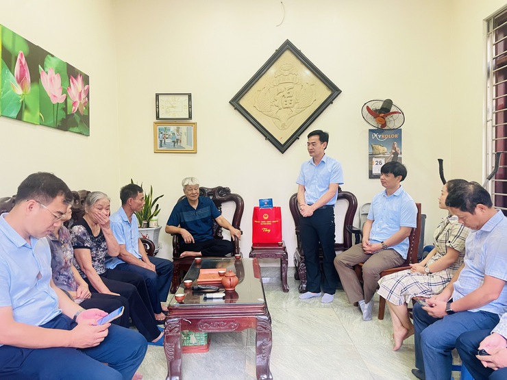 Đồng chí Nguyễn Mậu Quang- Phó Bí thư Thường trực Đảng ủy xã thăm, tặng quà các gia đình chính sách, người có công nhân kỷ niệm 80 năm Cách mạng Tháng Tám và Quốc khánh 2/9- Ảnh 2.